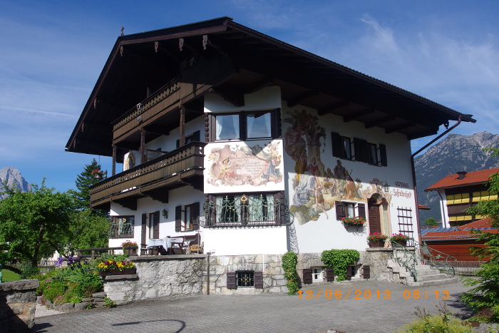 Gstehaus Zufriedenheit von vorne im Sommer